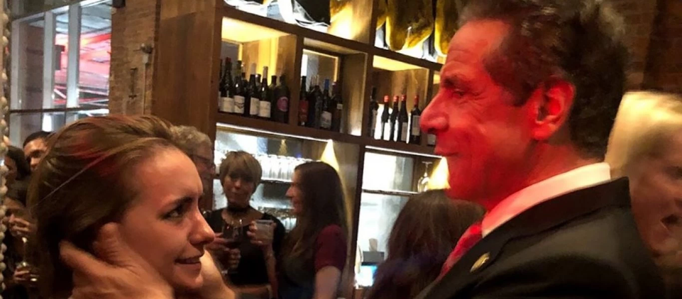 Και τρίτη καταγγελία κατά του Κουόμο: «Έπιασε τη γυμνή μου πλάτη - Θέλησε να με φιλήσει»